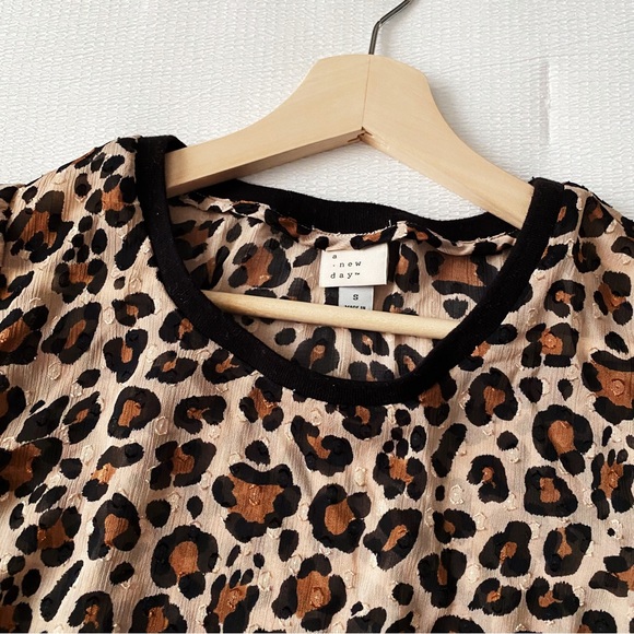 Leopard Print Short Sleeve Textured Top - Picture 3 of 9